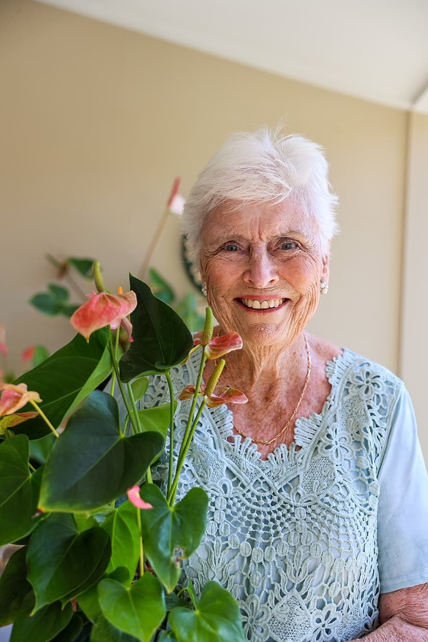 New Haven Anita hold flower pot